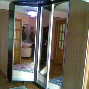 Угловой шкаф-купе для спальни с зеркальными дверцами